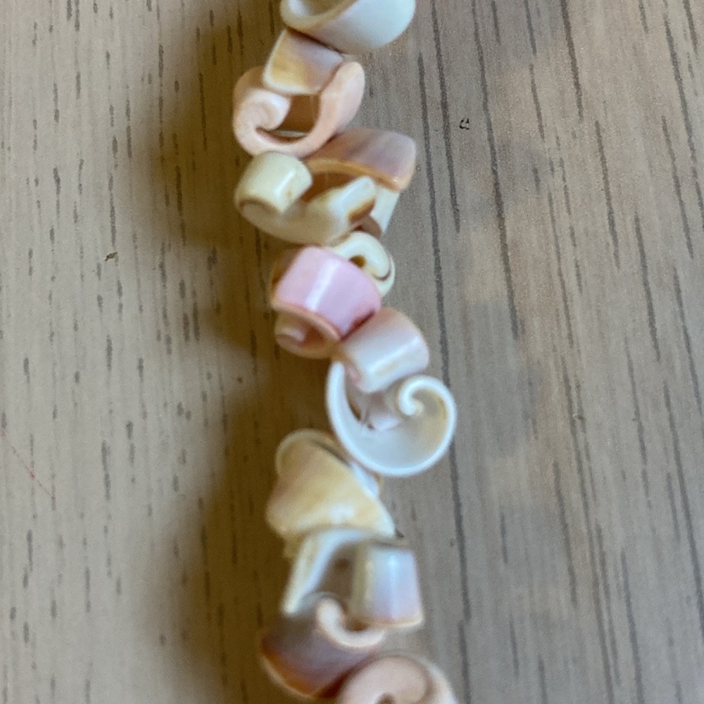 2 Shell Necklaces - Picture 2 of 11